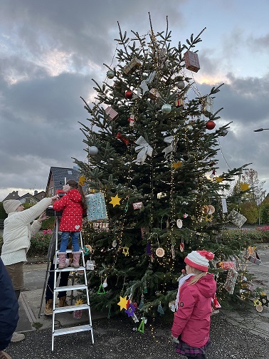 Dorfweihnachtsbaum schmücken